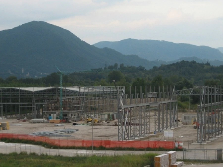 Distretto Industriale con Travi Reticolari